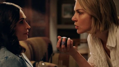 Pluribus 6. Bölüm Türkçe Şarkı The Doors’un efsanevi parçası “People Are Strange”, Kit Sebastian grubu tarafından Türkçe cover izle dinle!