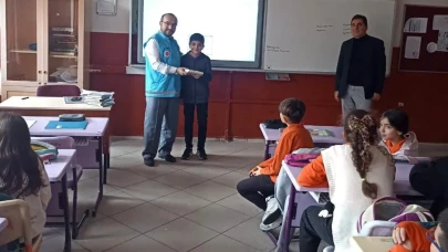 Kütahya Emet’te Öğrencilere Kur’an-ı Kerim Dağıtıldı