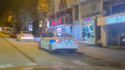 Yan bakma kavgası kanlı bitti: Bacağına saplanan bıçağı çıkarıp tartıştığı kişiyi ağır yaraladı