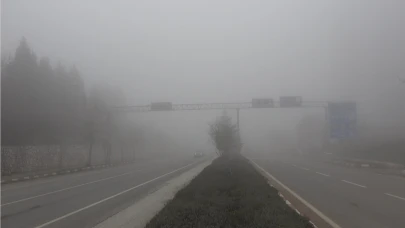 Bilecik’te Yoğun Sis: Görüş Mesafesi 20 Metreye Düştü