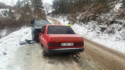 Bilecik’te İki Otomobil Çarpıştı: 4 Yaralı
