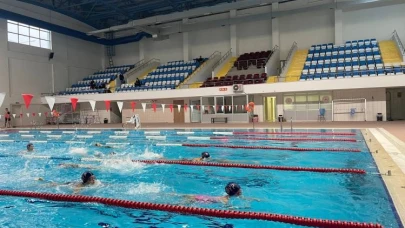 Bilecik’te Genç Sporcular Yüzme Havuzunda Ter Döktü