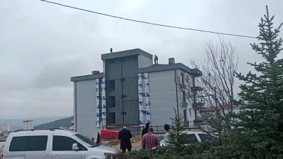 Bilecik’te İnşaatta Gergin Anlar: İşçi 5 Katlı Binanın Çatısına Çıktı