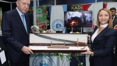 Pazaryeri Belediye Başkanı Zekiye Tekin’den Erdoğan’a kılıç hediyesi