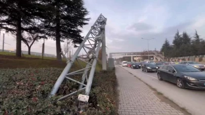 Damperi Açık Kalan Tır PTS Direğini Devirdi, Olası Facianın Eşiğinden Döndü