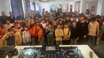 Eskişehir’de Öğrenciler DJ ile Buluştu: Mikserin Başına Geçtiler