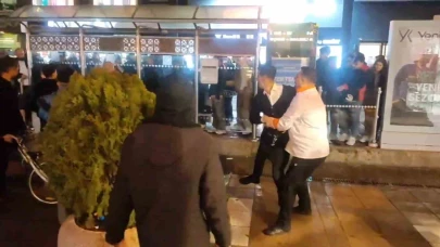 Eskişehir'de kavgayı ayırmaya gelen esnaf da kavgaya dahil oldu
