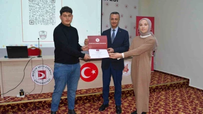 Bilecik'te Öğrenciler Ticaret İl Müdürü Şinasi Balta ile Kariyer Fırsatlarını Konuştu