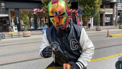 Eskişehir’de İron-Man kasklı Sürücü Dikkat Çekiyor