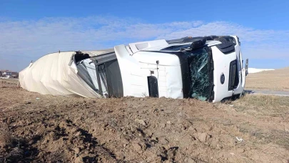 Afyonkarahisar’da Kalorifer Peteği Yüklü Tır Devrildi: 1 Yaralı