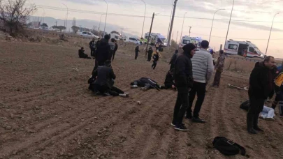 Kamyonet ile öğrencilerin midibüs çarpıştı: 17 yaralı