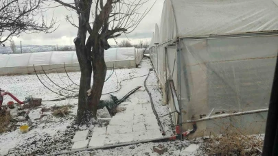 Eskişehir’de Seralar Dondu, Çiftçiler Ateş Yakarak Önlem Aldı