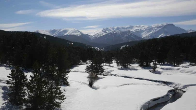 Afyonkarahisar’da Kar, Akdağ’ı Kartpostallık Manzaralara Bürüdü