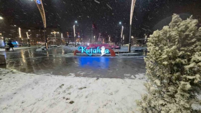 Kütahya’da Kar Yağışı Kent Merkezini Beyaza Bürüdü