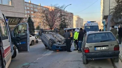 Kütahya’da Trafik Kazası: Takla Atan Otomobilde 2 Kişi Yaralandı