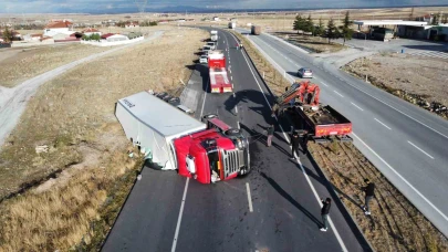 Devrilen tırdaki 20 ton meyve yola saçıldı