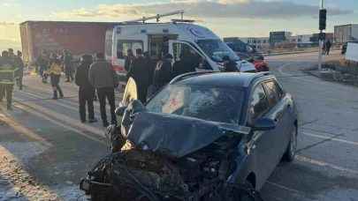 Afyonkarahisar’da Öğrenci Servisi ile Otomobil Çarpıştı: 18 Yaralı