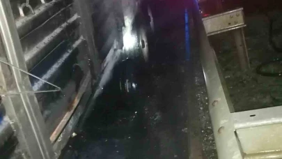 Karayolunda Korku Dolu Anlar: Seyir Halindeki Tırdan Alevler Yükseldi