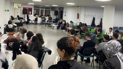 Simav Gençlik Merkezinde Türküler ve İlahiler Eşliğinde Çiğ Köfte Etkinliği Düzenlendi