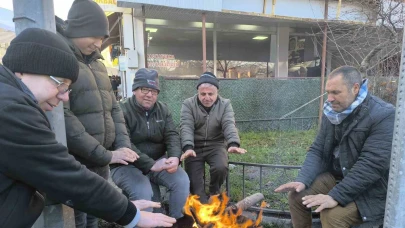 Eksi Dereceler Pazarı Vurdu: Esnaf Ateş Yakıp Isınmaya Çalıştı