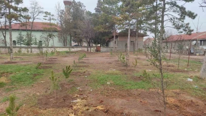 Emirdağ’da Köylülerden Örnek Dayanışma: 300 Fidan Toprakla Buluştu