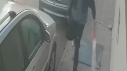 Önce Çöp Konteynırına Sonra Park Halindeki Arabaya