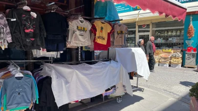 Eskişehir'de çarşı esnafı güneşe karşı önlemini aldı