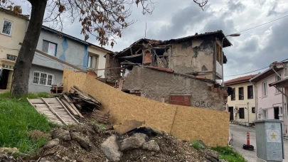 Odunpazarında yıkılmak üzere olan metruk bina endişelendiriyor