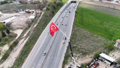 Eskişehir'de Vince Asılan Dev Türk Bayrağı Görsel Bir Zenginlik Sundu