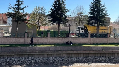 Eskişehir'de bir yanda temizlik yapan kepçe, diğer yanda güneş keyfi