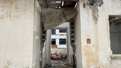 Eskişehir’deki harabe bina çocukların oyun alanı oldu: Mahalleli tedirgin