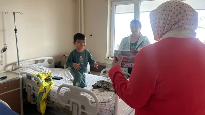 Eskişehir'de ak partili kadınlardan hastanedeki çocuklara moral ziyareti