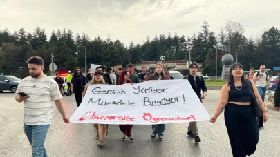 Eskişehir’de üniversite öğrencileri yürüyor: “Gençlik işkencenin, yasakların üstüne yürüyor”
