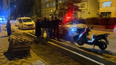 17 Yaşındaki Motosiklet Sürücüsü 2 Aracın Arasında Kaldı: Hastaneye Kaldırıldı
