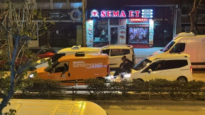Eskişehir'de İlginç Görüntü: Arızalanan Aracı Ayaklarıyla Kaput Üzerinden İttirdiler