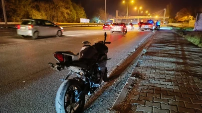 Şerit değiştirirken otomobile çarpan motosiklet kazaya neden oldu