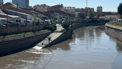 Eskişehir’de tepki çeken görüntü: Temizlenen Porsuk’a şişe fırlatarak balık tutmaya çalıştı