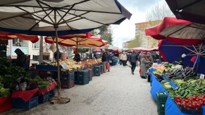 Eskişehir'de pazarcı esnaf soğuktan yine o yöntemle korundu