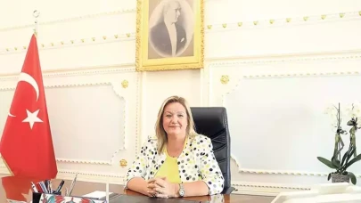 Türkiye’nin İlk Kadın Kaymakamı, 23 Nisan’a Özel Koltuğunu Çocuklara Bıraktı