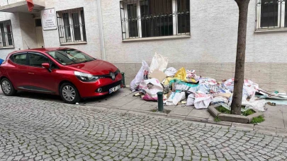 Eskişehir'de Kaldırımda Biriken Çöpler Yayaları Zor Durumda Bıraktı