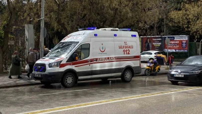 Eskişehir'de ıslak zeminde kayarak yere düşen kurye yaralandı