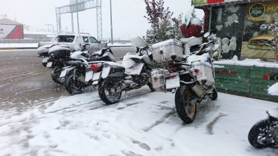 Nisan ayının ortasında tipi ve kar yağışı nedeniyle yolda kaldılar