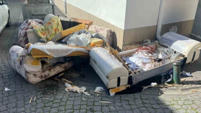 Eskişehir'de Atık mobilyalar Yaya Kaldırımını Kapladı