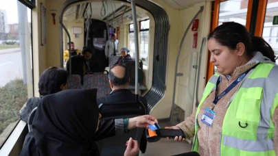 Eskişehir'de Otizmli Bireyler Tramvaylarda Bilet Kontrolü Yaptı