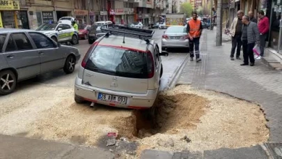 Yağışın etkisiyle çöken zeminde park halinde olan otomobil çukura düştü