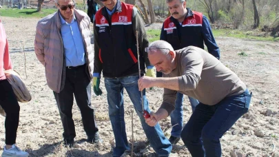 Eskişehir'de yükümlüler ile meyve fidanlarında dikim budaması eğitimi yapıldı
