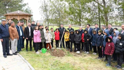 Mihalıcçık'ta Yunus Emre Haftası'nda Öğrenciler Doğaya Fidan Dikti