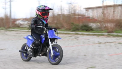 Zayn’a rakip Eskişehir’den çıktı: 3 yaşındaki Atakan motosikletiyle pistlerin tozunu attırıyor