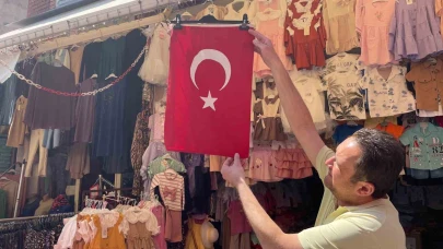 19 Mayıs’ta dükkânlar Türk bayraklarıyla donatıldı