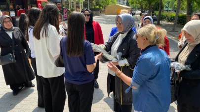 Porsuk Bulvarı’nda tişörtlü buluşma: AK Parti Eskişehir Kadın Kolları gençlerle bir araya geldi
